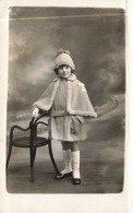 CARTE PHOTO - Petite Fille Portant Une Cape Et Un Bonnet - Chaise  - Casquette - Carte Postale Ancienne - Photographs