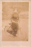 ¤¤   -  Carte-Photo D'une Femme Avec Son Vélo   -  ¤¤ - Autres & Non Classés