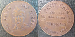 Médaille En Cuivre Le Petit Catalan, Journal Quotidien Perpignan 1906 . EN DAVAN LAS ATXES - Professionali / Di Società