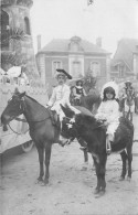 27-BEAUMONT-LE-ROGER- CARTE-PHOTO- CAVALCADE 1900 -  DEVANT LA HALL AUX TOILES - Beaumont-le-Roger