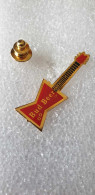 Pin's Bière Bud Beer - Guitare Rouge Et Dorée - Bierpins