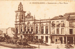 50850. Postal GUADALAJARA. Vista Ayuntamiento Y Plaza Mayor - Guadalajara