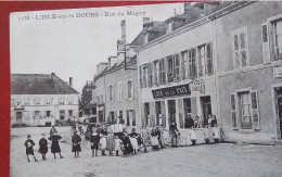 25 - L’ISLE QUR LE DOUBS - " CAFE DE LA PAIX - RUE DU MAGNY "  - GRANDE ANIMATION ... - Isle Sur Le Doubs