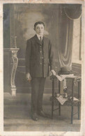 Carte Photo - Photographie - Portrait D'un Jeune Homme Dans Son Salon - Chapeau - Carte Postale Ancienne - Photographs