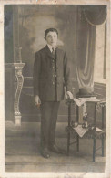 Carte Photo - Photographie - Portrait D'un Jeune Homme Dans Son Salon - Chapeau - Carte Postale Ancienne - Fotografia