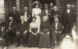 Carte Photo - Photo De Famille - Devanture D'un établissement - Chapeau à Plume - Carte Postale Ancienne - Photographs