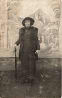 Carte Photo - Photo D'une Femme Portant Un Gilet En Fourrure Noire - Parapluie Noir - Chapeau - Carte Postale Ancienne - Fotografia