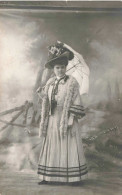 Carte Photo - Photo D'une Femme Portant Une Ombrelle - Chapeau à Fleurs - Carte Postale Ancienne - Photographs