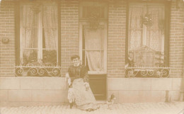 Carte Photo - Femme Posant Devant Sa Maison - Appartement - Chien - Cage D'oiseau - Carte Postale Ancienne - Photographs