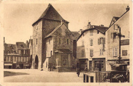 FRANCE - 12 - Mur-de-Barrez - La Porte De L'Horloge Contre Laquelle S'adosse Le Monument Aux.. - Carte Postale Ancienne - Autres & Non Classés