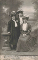 Carte Photo - Portrait De Trois Sœurs Assises Sur Une Balustrade - Carte Postale Ancienne - Fotografia