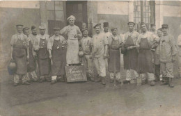 Carte Photo - Honneurs Aux Cuisiniers - Restauration - équipe De Cuisiniers - Animé - Carte Postale Ancienne - Hotels & Gaststätten