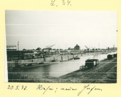 Orig. Foto 1937, Ortspartie Riesa An Der Elbe, Blick Auf Den Neuen Hafen, Schiffe, Eisenbahn Waggons, Gleise - Riesa