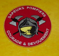 TISSU PATCH :  SAPEURS POMPIERS  COURAGE & DEVOUEMENT   , DIAMETRE 9 CM , BON ETAT VOIR PHOTOS . POUR TOUT RENSEIGNEMENT - Ecussons Tissu