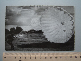 Avion - Aviation - PARACHUTE - Parachutisme