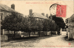 CPA Magny-les-Hameaux Place De La Mairie Et Les Ecoles (1276022) - Magny-les-Hameaux