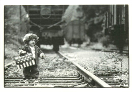 Enfants - Enfant Avec Son Cartable - Children - Chemins De Fer - Trains - Train - Photographe Christian Geyr - Scenes & Landscapes