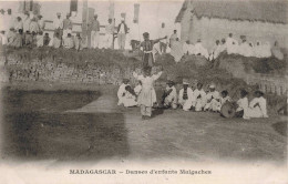 MADAGASCAR - Danses D'enfants Malgaches - Fête - Orchestre - Village - Animé - Carte Postale Ancienne - Madagaskar