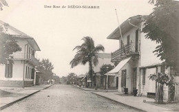 MADAGASCAR - Diego - Une Rue De Diego-Suarez - Cocotier - Animé - Carte Postale Ancienne - Madagascar