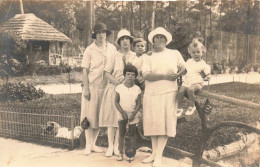 CPA - Photographie - Famille Au Parc - Enfant Tenant Un Sac Avec Une Boule - Chapeaux - Carte Postale Ancienne - Photographs