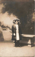 CPA - Photographie - Petite Fille Debout Près D'un Banc - Chapeau - Carte Postale Ancienne - Portraits