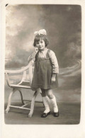 CPA - Photographie -Petite Fille Debout Près D'une Chaise - Carte Postale Ancienne - Portraits