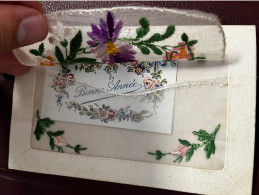 CPA Fantaisie Brodée Ancienne * Fleurs Flowers * + Petite Carte " Bonne Année " - Brodées
