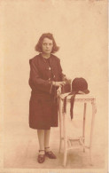 CPA - Photographie D'une Femme Ouvrant Son Sac  - Chapeau - Carte Postale Ancienne - Photographs