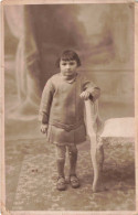 CPA - Portrait D'une Petite Fille - Chaise Ancienne - Carte Postale Ancienne - Portraits