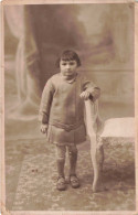 CPA - Portrait D'une Petite Fille - Chaise Ancienne - Carte Postale Ancienne - Abbildungen