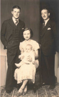 CPA - Portrait De Famille - Un Bébé Avec Ses Parents Et Son Grand-père - Carte Postale Ancienne - Children And Family Groups
