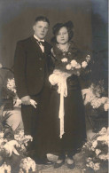 CPA - Portrait D'un Couple - Femme Tenant Un Bouquet De Fleurs - Paniers De Fleurs - Carte Postale Ancienne - Couples