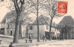 Les AVENIERES (Isère) - La Place - Voyagé (2 Scans) Cros à La Poste De Pressins 38 - Les Avenières