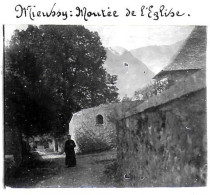 74 / MIEUSSY / MONTEE DE L EGLISE AVEC CURE / DEBUT 20 EME  / PLAQUE DE VERRE PHOTO STEREO / - Mieussy