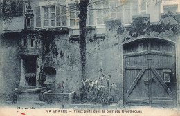 La Châtre * Vieux Puits Dans La Cour Des Hypothèques - La Chatre