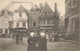 Auray * Sur La Grand'place , Maisons Anciennes * Charcuterie * Pâtisserie * Débit De Tabac Tabacs TABAC * Coiffe Costume - Auray