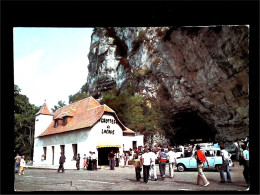 ► Lacave : Entrée  Des Grottes Et Le Rocher ( Cp Vierge ) Renault 4 L Animation  - Années 60 S - Lacave