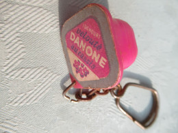 Porte-Clé Publicitaire Ancien/Laitage/ DANONE / Yogourht Velouté Au Cassis  /Plastique / Vers 1960-1970   POC592 - Key-rings