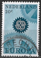 Blauwe Stip Rechts Van Het Tandwiel In 1967 Europa CEPT 20 Ct Gewoon Papier NVPH 882 - Plaatfouten En Curiosa