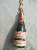 Porte-Clé Publicitaire Ancien/Spiritueux /Champagne MERCIER / Epernay / Plastique / Vers 1960-1970   POC595 - Key-rings