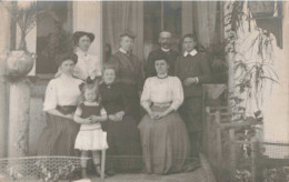 Carte Photo - Photographie - Famille Devant La Maison - Oblitérée En 1908 - Carte Postale Ancienne - Photographs