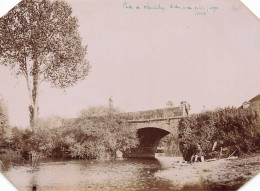 Chemilly * RARE Photo Albuminée Circa 1898 * Coin Du Village Et Pont * Villageois * 17x12cm - Andere & Zonder Classificatie