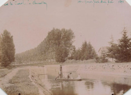 Chemilly * RARE Photo Albuminée Circa 1898 * Sur Le Canal , Barque Passeur * Villageois * 17x12cm - Andere & Zonder Classificatie