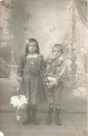 CARTE PHOTO - Portrait De Deux Enfants - Frère Et Sœur - Parapluie - Carte Postale Ancienne - Portraits