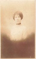 CARTE PHOTO - Portrait D'une Femme Avec Un Collier Au Ras Du Coup - Carte Postale Ancienne - Photographie
