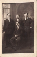 CARTE PHOTO - Portrait D'une Fratrie - 4 Hommes Sur La Photo - Carte Postale Ancienne - Photographs