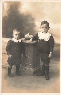 CARTE PHOTO - Portrait De Deux Jeunes Frères  - Carte Postale Ancienne - Children And Family Groups