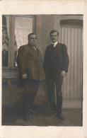 CARTE PHOTO - Portrait De Deux Hommes - Fenêtre - Carte Postale Ancienne - Fotografie