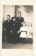 CARTE PHOTO - Groupe D'enfants Prenant Une Photo - Jumelles - Carte Postale Ancienne - Groepen Kinderen En Familie