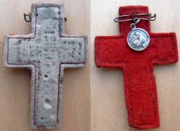 CRX-008 Croix Feutrine Rouge Anno Jubilaei MCML Avec Médaille St Antonio Proteggimi - Religiöse Kunst